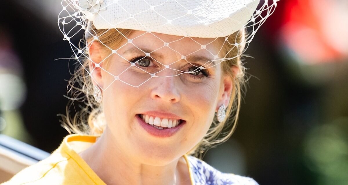 Princess Beatrice cosplays comme Disney Princess avec une robe de bal d&rsquo;anniversaire de 10 000 £ et des boucles sans fin