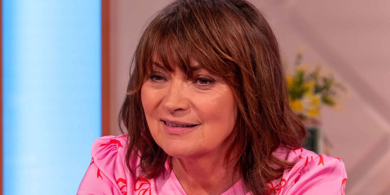 Ennuyé des fleurs? La jolie robe rose de Lorraine Kelly est le souffle d&rsquo;air frais que vous attendiez
