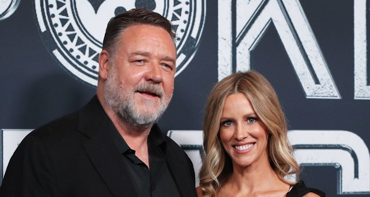 La fiancée de Russell Crowe présente une bague de fiançailles éblouissante au milieu de la sortie romantique