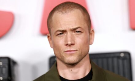 Les téléspectateurs de télévision «ne peuvent pas attendre» pour regarder le thriller criminel du «chef-d&rsquo;œuvre», elle monte un fusil de chasse