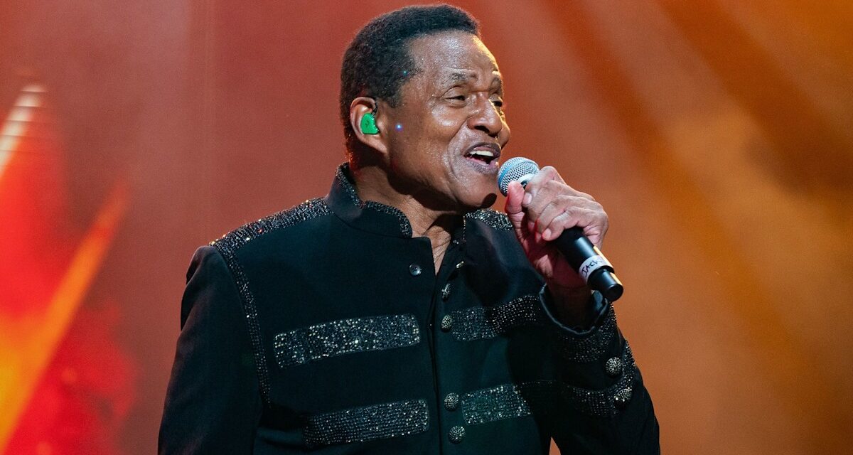 Jackie Jackson réfléchit à la perte «triste» des frères Michael et Tito – exclusif