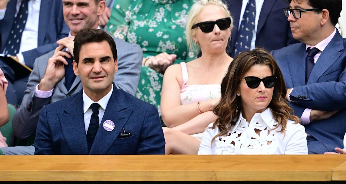 Roger Federer vole les projecteurs alors qu&rsquo;il revient au tribunal central avec sa femme Mirka pour le jour 8 de Wimbledon