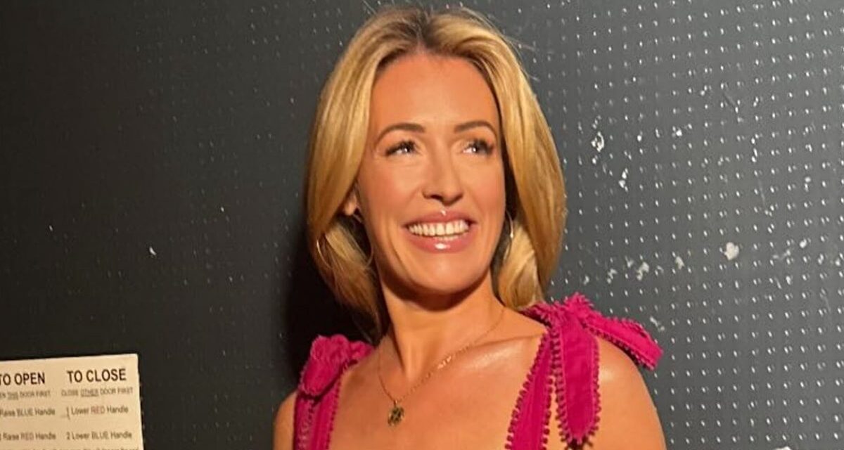 Cat Deeley canal Meghan Markle dans la robe d&rsquo;été la plus rêveuse