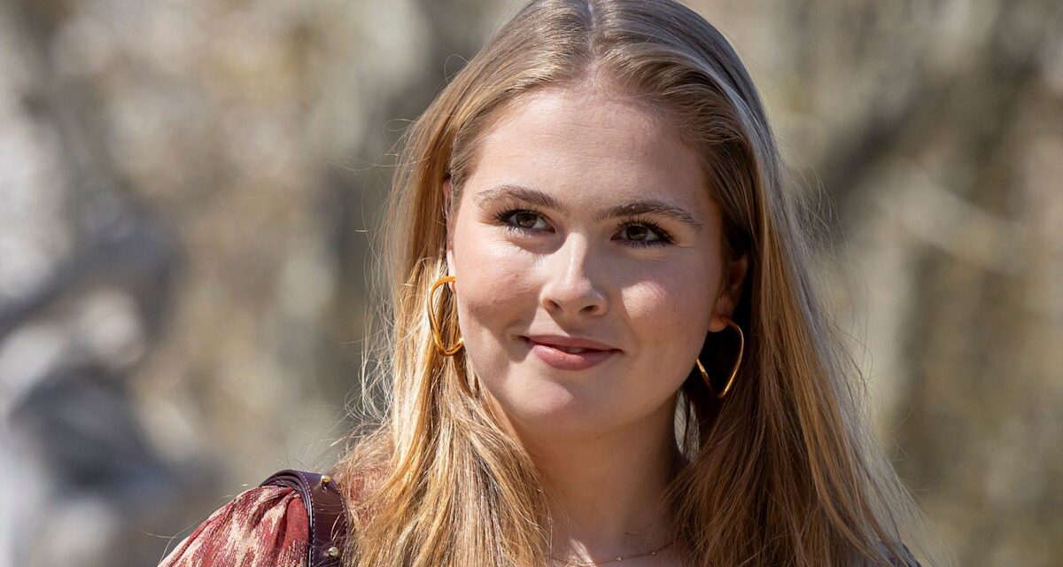 La princesse Catharina-Amalia Wows en robe à l&rsquo;épaule à l&rsquo;épaule à la remise des diplômes