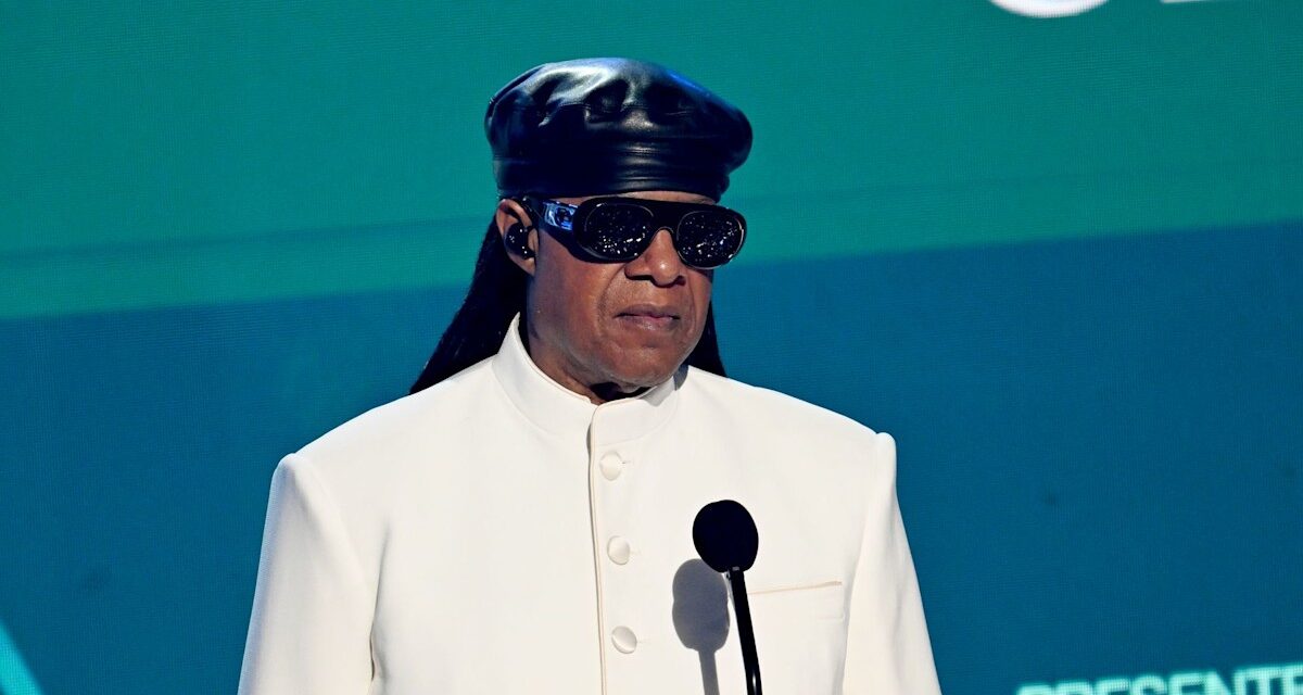 Réponse parfaite de Stevie Wonder à 4 mots aux affirmations qu&rsquo;il n&rsquo;est pas vraiment aveugle