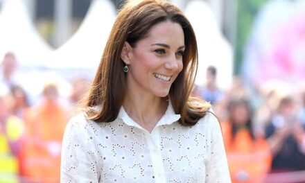 Le chemisier de Broderie de Marks & Spencer devient viral – et je pouvais voir Kate Middleton le porter