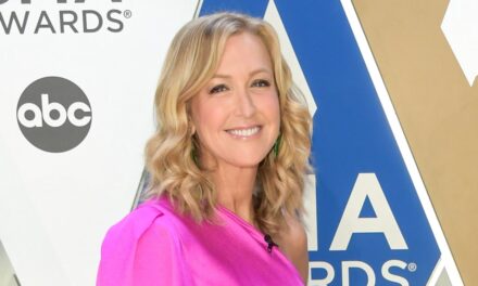 Lara Spencer de GMA retrouve les membres de la famille pour les sosies pour une occasion marquante