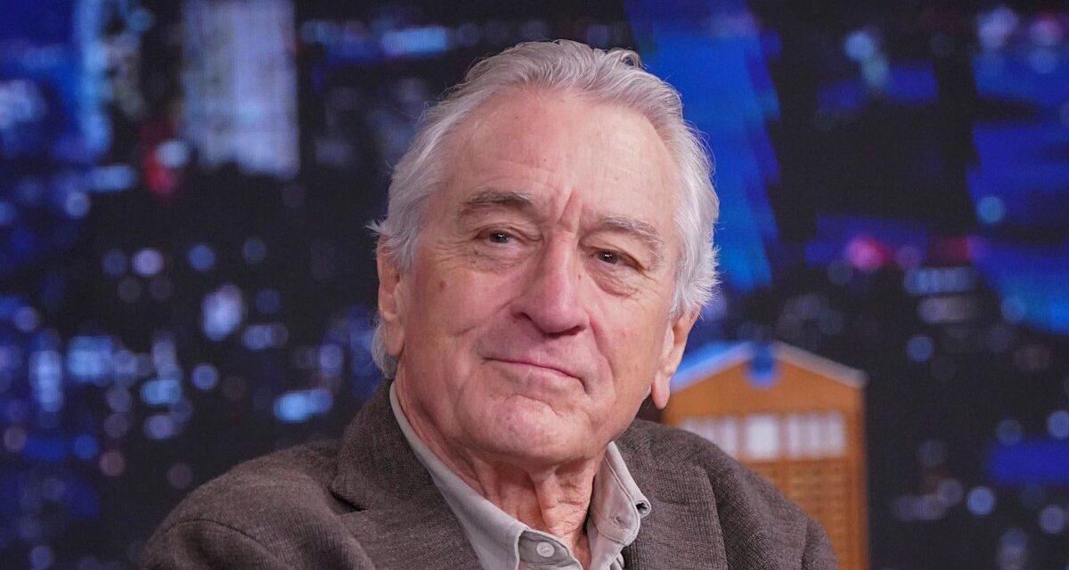 La fille des enfants de Robert De Niro, Gia, vole le spectacle en rare sortie