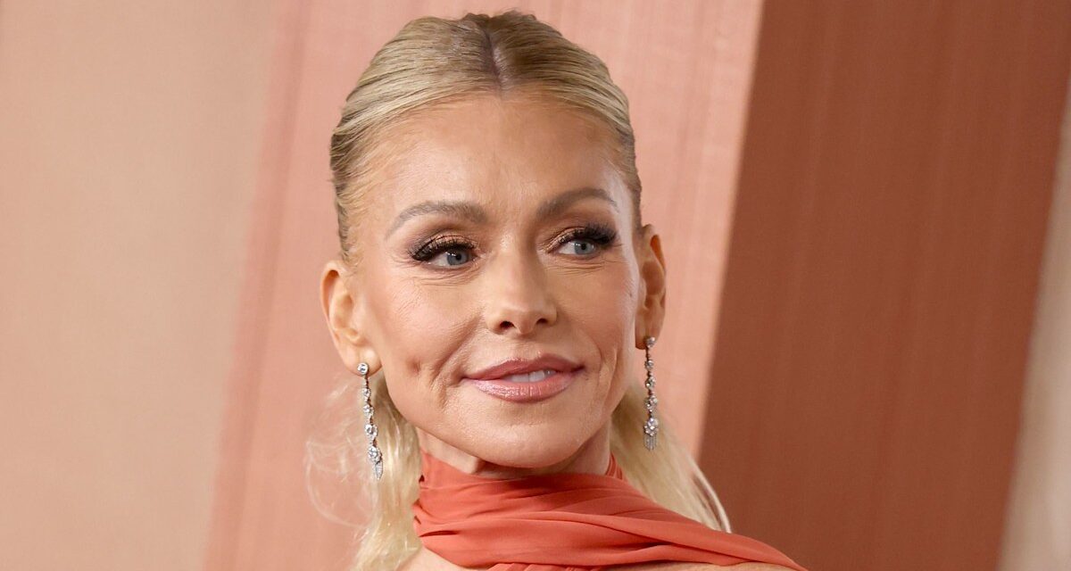 La famille frappante de Kelly Ripa figure toutes dans Jamais auparavant vu une aperçu de la vie loin de la télévision
