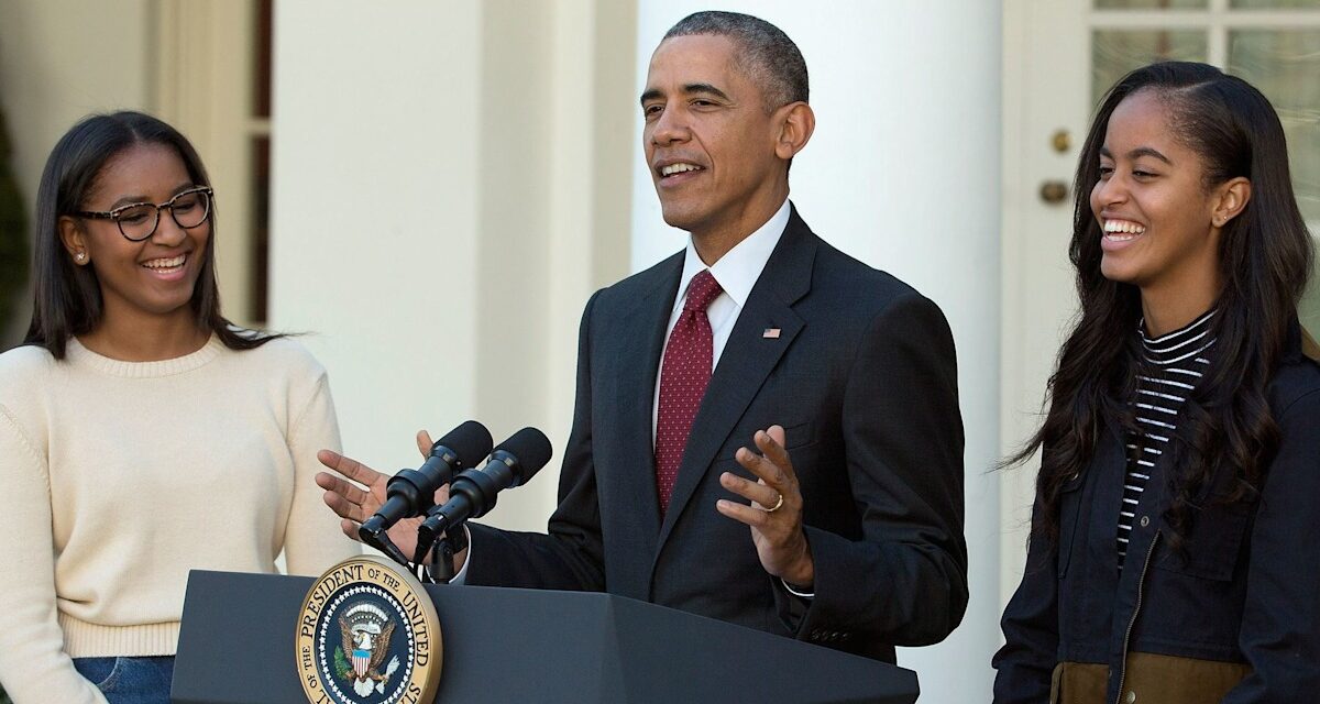 Barack Obama partage un aperçu de la «difficulté» à élever les filles Malia et Sasha dans une interview candide