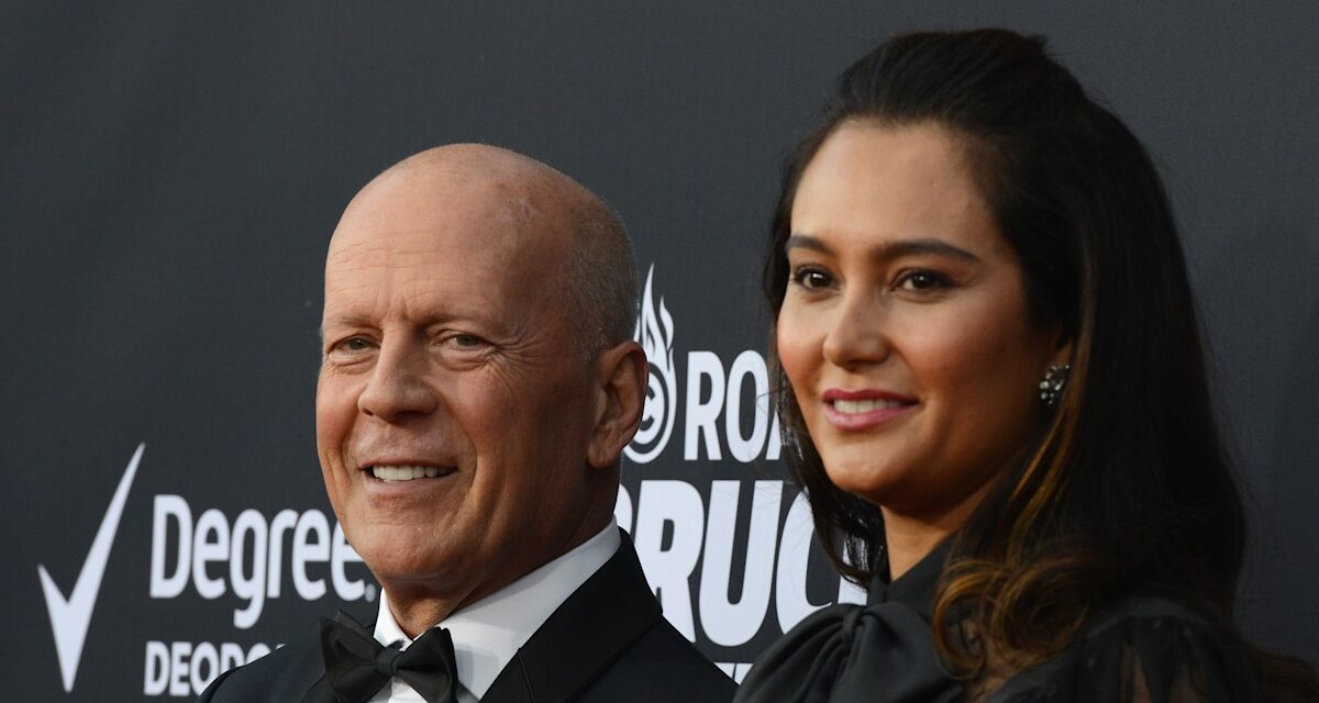 La femme de Bruce Willis, Emma Heming, demande aux fans de parler avec un aperçu de l&rsquo;été de la famille loin de Los Angeles