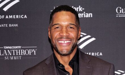 Michael Strahan de GMA taquine à quoi ressemble son nouveau déménagement de carrière