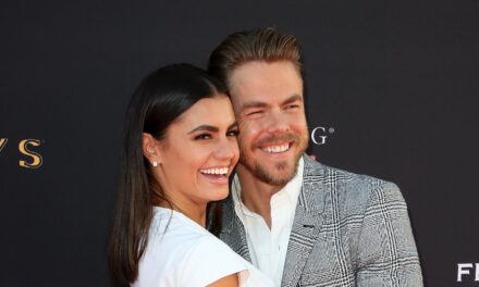 Derek Hough va être papa! L&rsquo;annonce de bébé avec Hayley Erbert fait un remous parmi les fans