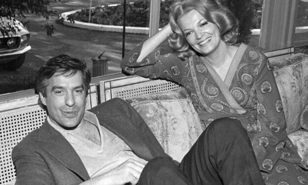 La maison emblématique d&rsquo;Hollywood Hills est maintenant en vente après 60 ans – découvrez quel couple célèbre vivait là-bas