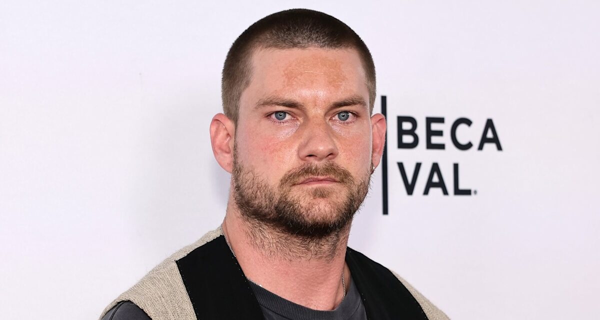 Le beau Jake Weary du front de mer a une maman étoile de savon très célèbre