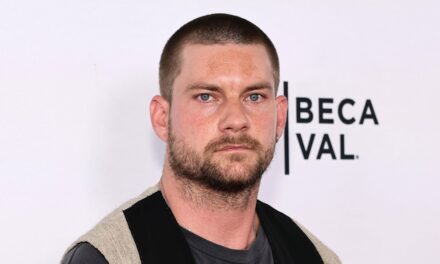 Le beau Jake Weary du front de mer a une maman étoile de savon très célèbre