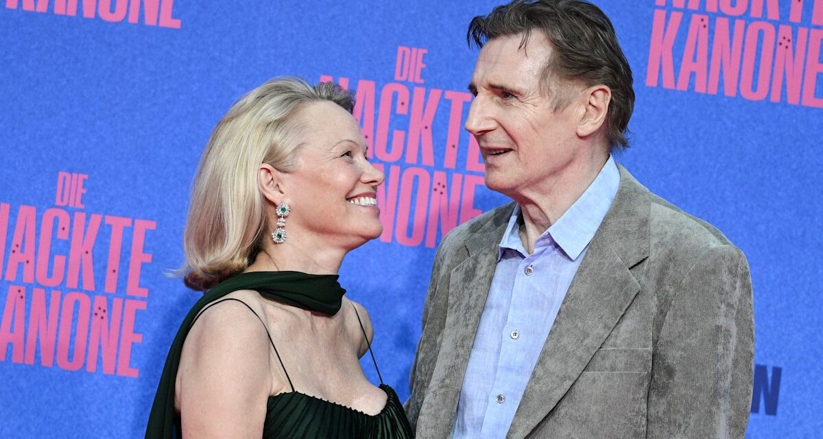 Liam Neeson monte la romance avec Pamela Anderson alors qu&rsquo;ils recréent une scène emblématique