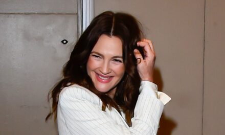 Drew Barrymore présente sa maison chaotique alors que les fans disent tous la même chose