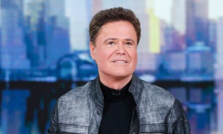 Donny Osmond Serenades Médecins grâce à sa propre opération – Voir l&rsquo;incroyable vidéo!