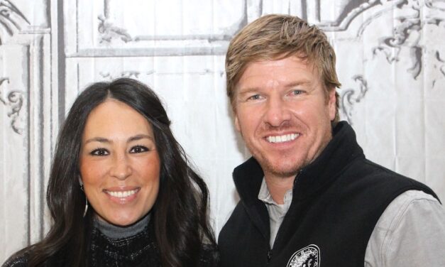 Chip Gaines jaillit de Joanna Gaines alors qu&rsquo;il partage un aperçu de la maison rustique