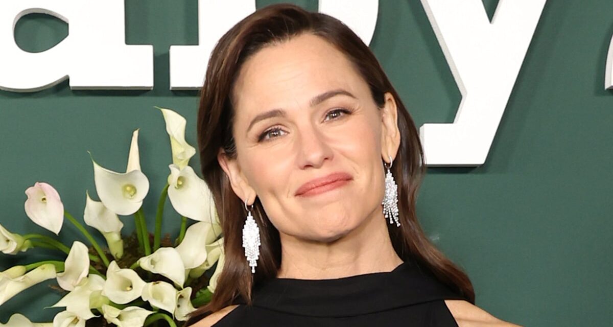 Jennifer Garner va pour l&rsquo;or dans un maillot de bain plongeant avec une vidéo très «  vraie  » dans sa piscine