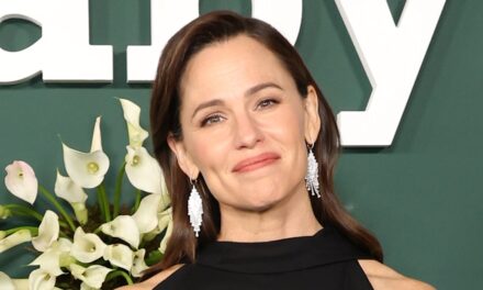 Jennifer Garner va pour l&rsquo;or dans un maillot de bain plongeant avec une vidéo très «  vraie  » dans sa piscine