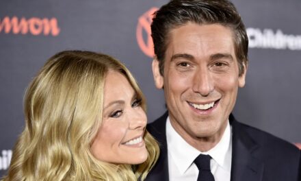 Kelly Ripa vole la mise au point avec des commentaires sur la photo de vacances trempée par le soleil de David Muir qui suscite des questions