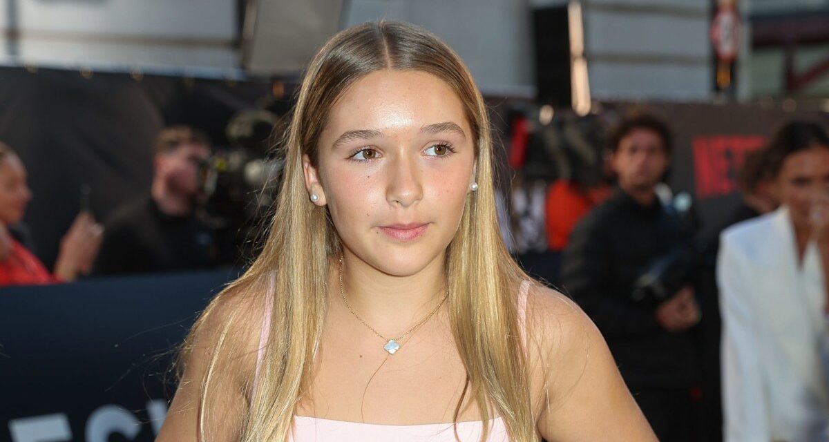 Harper Beckham Ditche Barbie Blonde pour une transformation de cheveux adulte