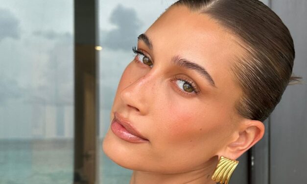 Hailey Bieber monnaie un «  Summer du citron  » en pantalon capri et un haut de bikini assorti