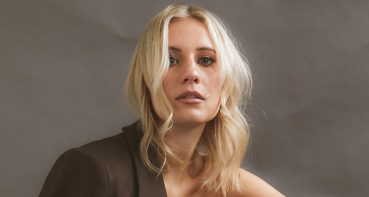 La star de la F1 Callie Cooke en faisant ses débuts à Hollywood avec «  Amazing  » Brad Pitt – exclusif