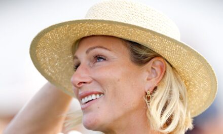 Zara Tindall illustré sur les vacances d&rsquo;été dans des jodhpurs minces et des bottes d&rsquo;équitation