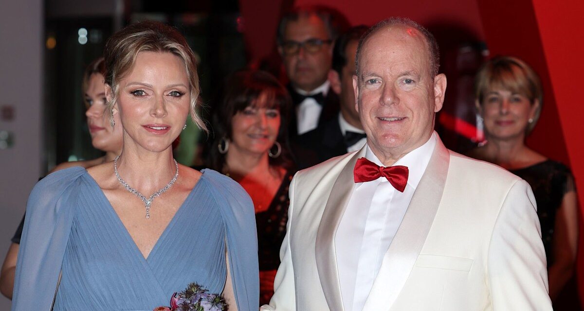 La princesse Charlene est impeccable dans une magnifique tenue alors qu&rsquo;elle rejoint le prince Albert lors de l&rsquo;événement Swanky – Photos