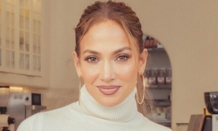 Le haut d&rsquo;anniversaire AB-Baring de Jennifer Lopez est SO Y2K JLO codé
