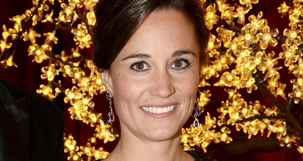 Pippa Middleton est une fille de clapet moderne en mini robe à plumes