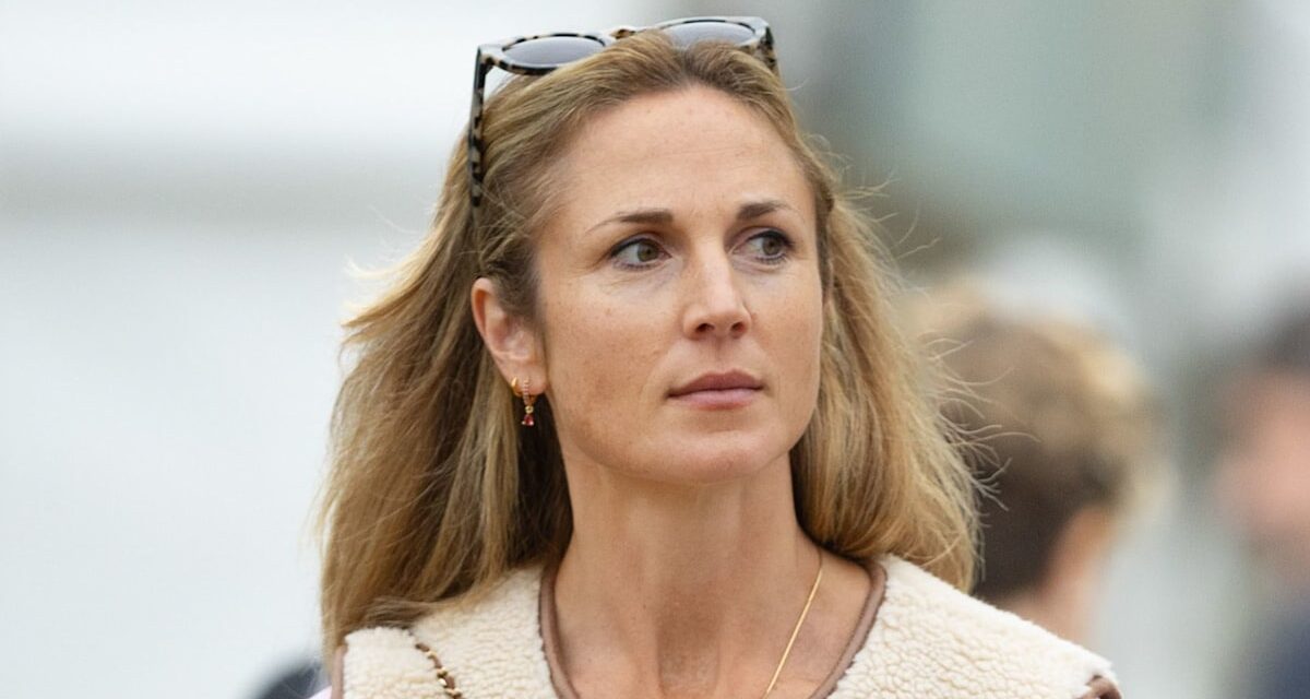 Harriet Sperling cloue sa robe de course d&rsquo;hiver avec une mini-jupe plissée et un sac it-girl