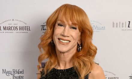Kathy Griffin dévoile un nouveau look alors qu&rsquo;elle révèle le troisième lifting: « Je suis tellement vain! »