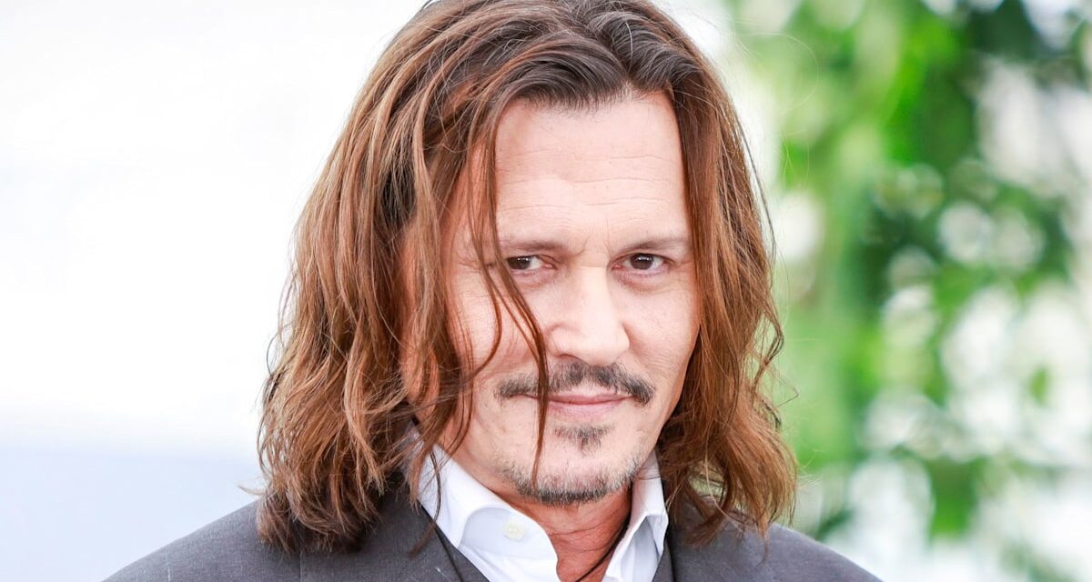 Le fils barman de Johnny Depp, Jack, 23 ans, suit tranquillement dans les étapes du célèbre père