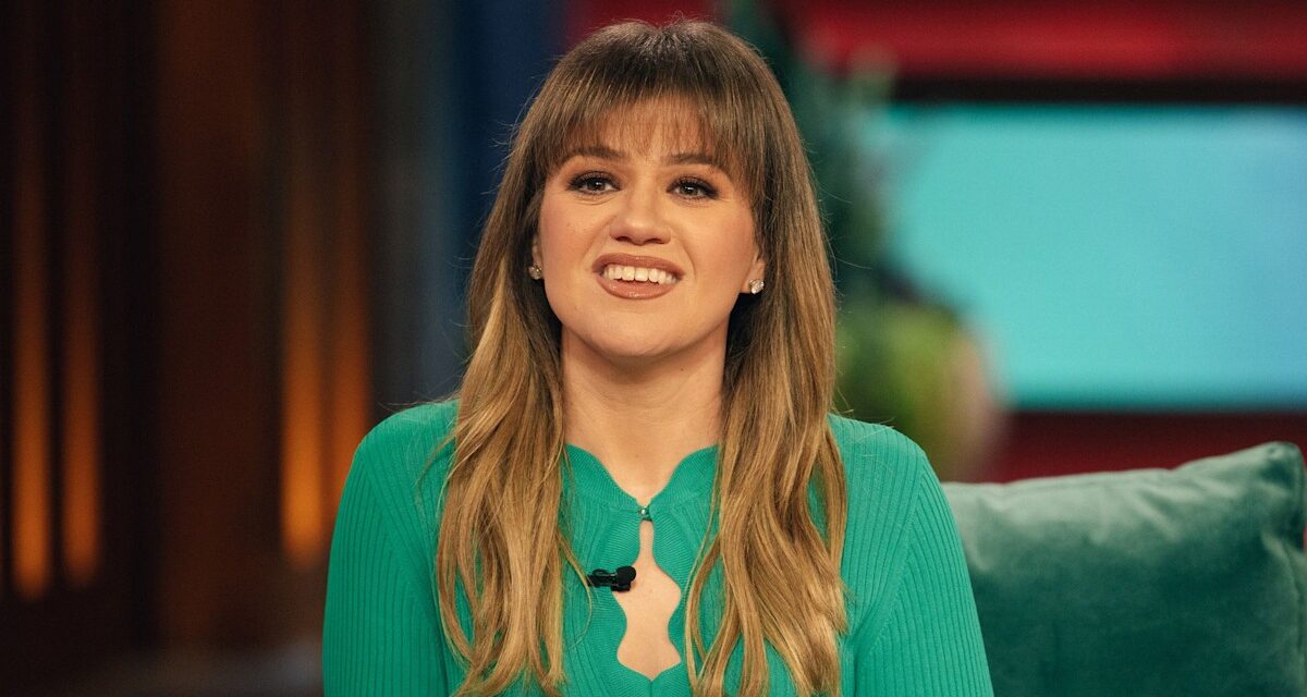 Kelly Clarkson Sparks Reaction alors qu&rsquo;elle fait un retour sur scène après le report de la résidence de dernière minute