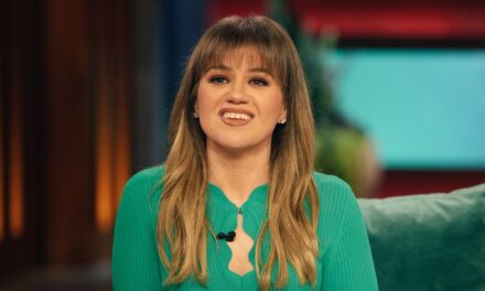 Kelly Clarkson Sparks Reaction alors qu&rsquo;elle fait un retour sur scène après le report de la résidence de dernière minute