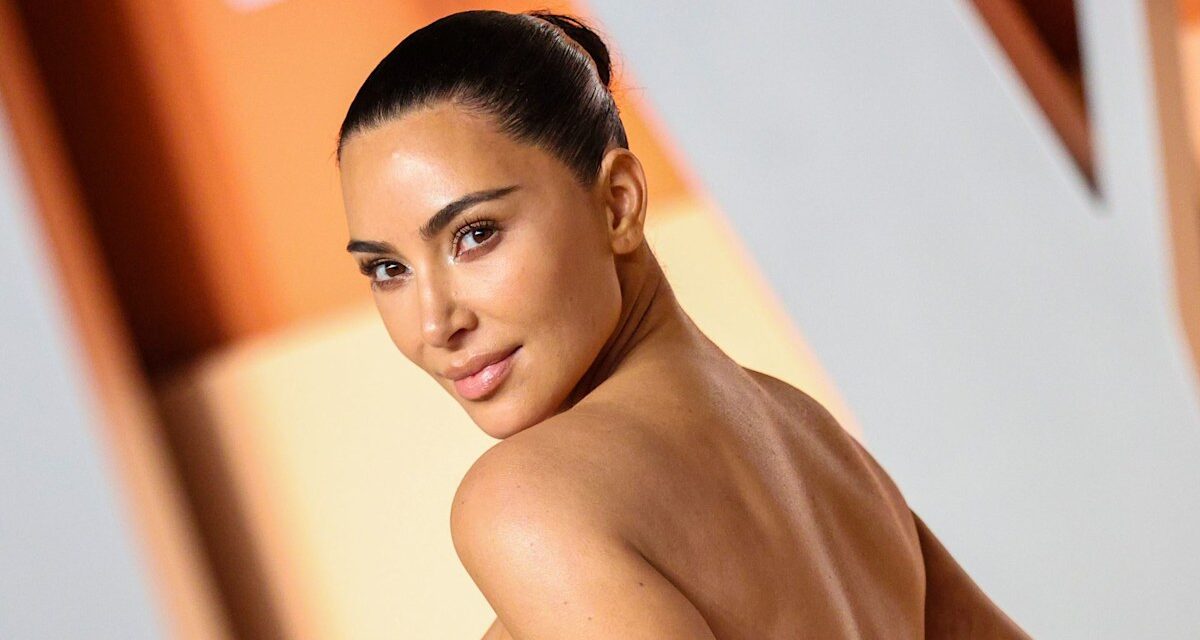 La robe blanche plongeante de Kim Kardashian plongeait pour les mariées risquées