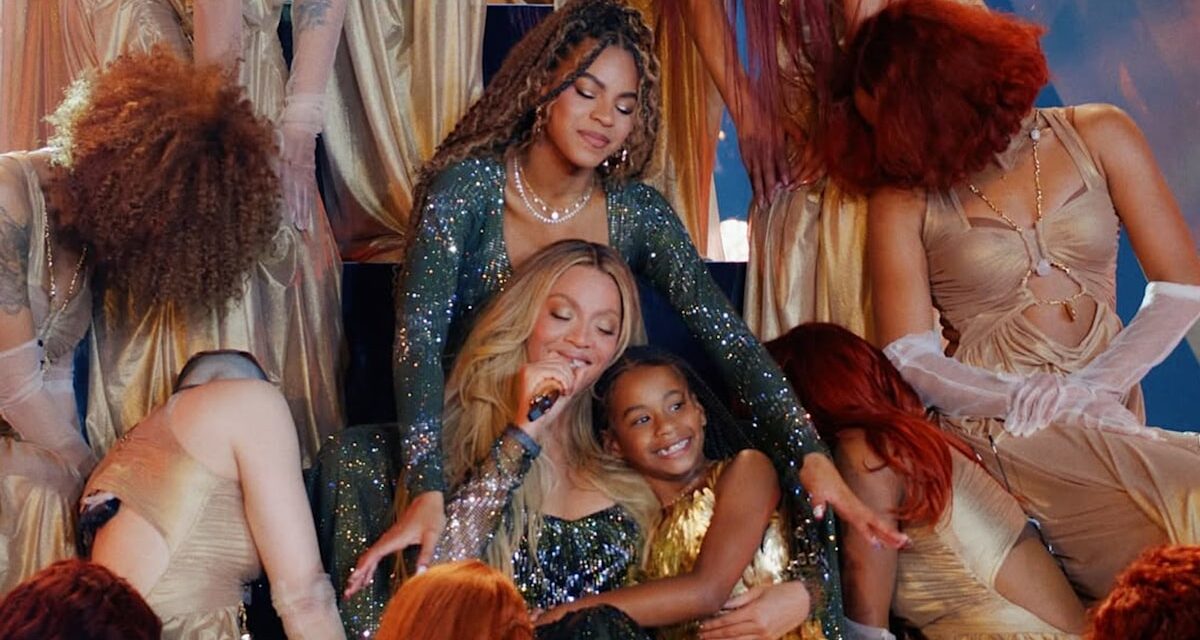 La fille de Beyoncé Rumi brise le personnage sur scène alors qu&rsquo;elle imite la grande sœur Blue Ivy