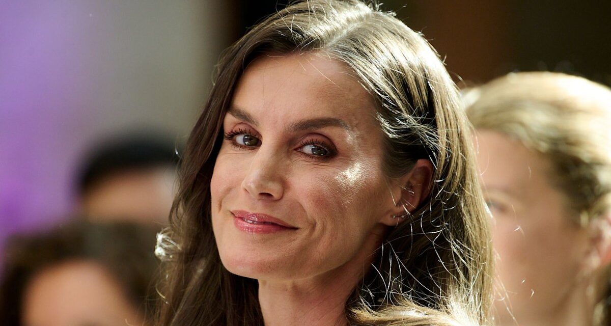 Queen Letizia éblouit dans la robe de «paon» en forme et fleurie