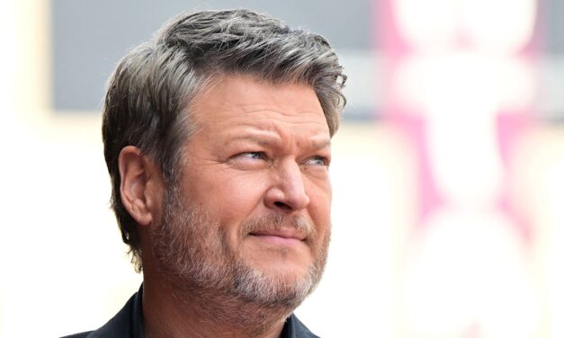 Blake Shelton fait équipe avec cette star frappante dans un nouveau clip vidéo