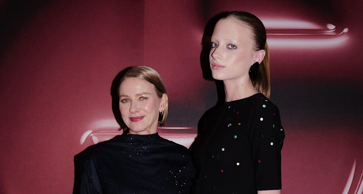 La fille modèle de Naomi Watts, Kai, 16 ans, rock la mini jupe pour la sortie de Paris étoilée avec maman