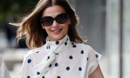 Victoria Starmer a l&rsquo;air indéniablement royale dans la veste de style Chanel – magasinez le look