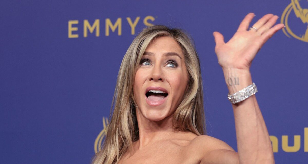 Jennifer Aniston «  trouve l&rsquo;amour  » avec l&rsquo;hypnotiseur de célébrités, paire illustrée en vacances A-list avec Courteney Cox