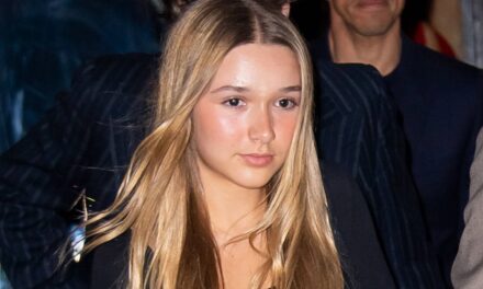 Le départ de style de Harper Beckham dans le soleil psychédélique et l&rsquo;accessoire de maman Victoria