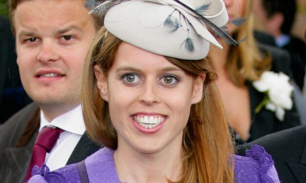 La princesse Béatrice revient à Spotlight in Above-the-Knee Wedne Invité Robe – Aux côtés de son ex