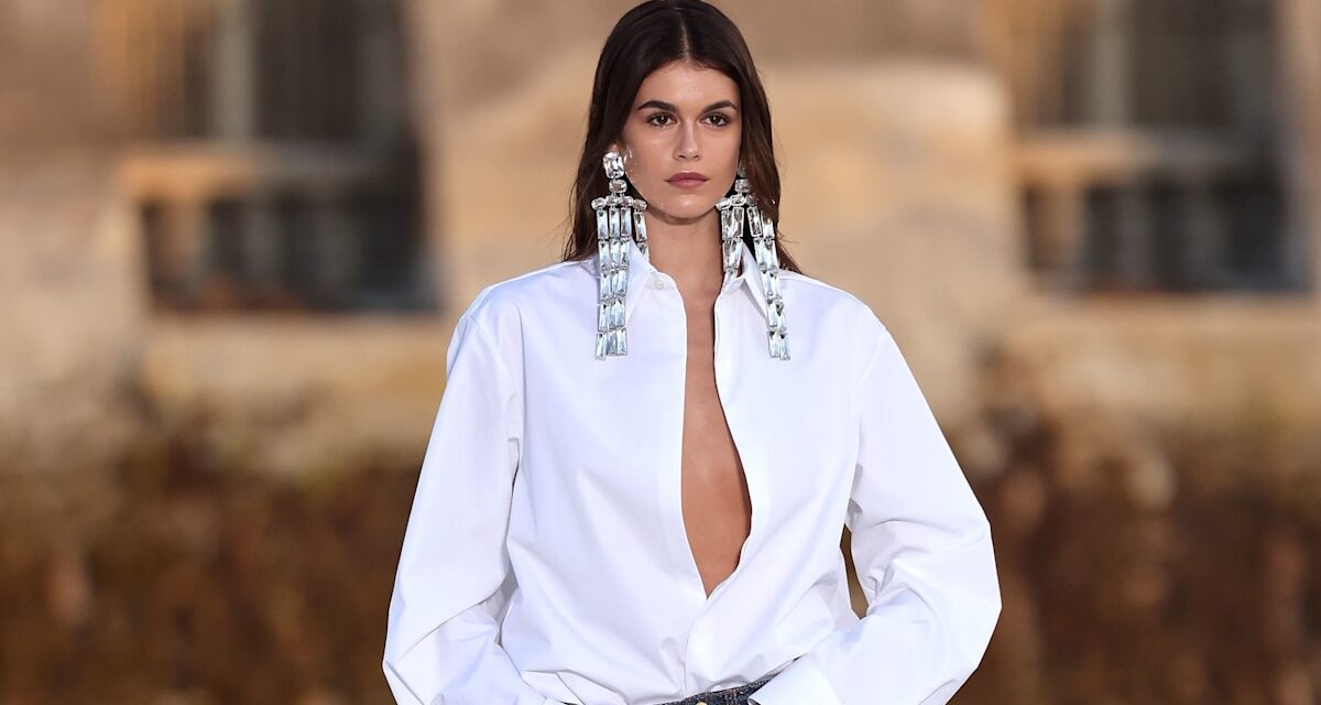 Kaia Gerber Rocks Tie-dye pantalon en photo de retour sentimental