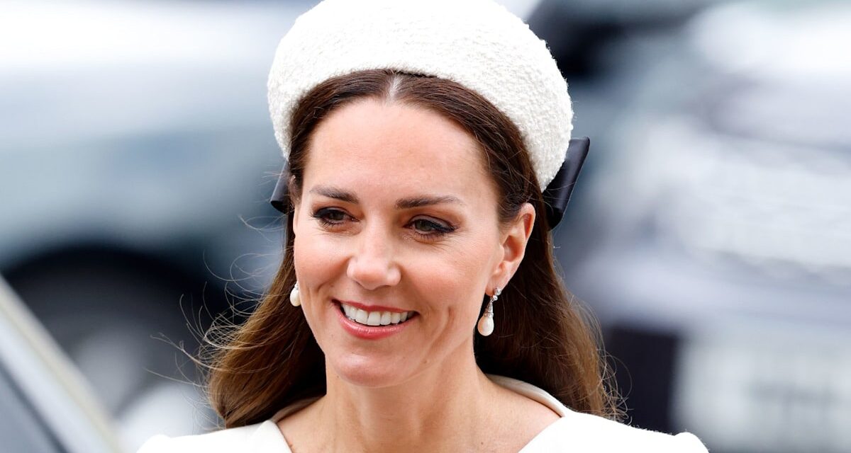 Kate Middleton a secoué la robe de mariée au-dessus du genou pour le jalon de la princesse Charlotte